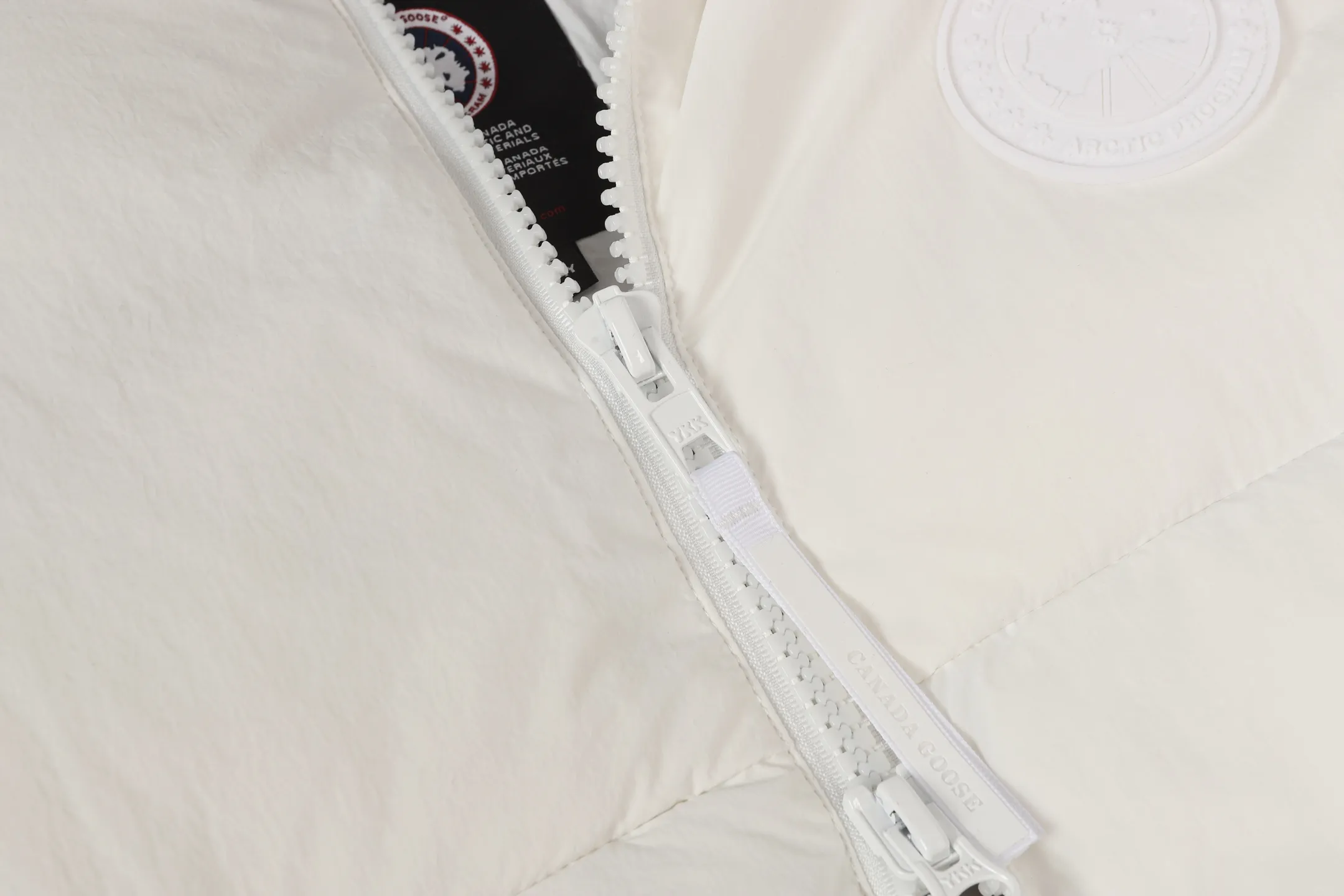 P480 CANADA GOOSE/PASTELS capsule white label series down vest The white label series is a capsule limited series and the most popular PASTELS series this year. The chest labels are all white badges with pure silicone texture. The pattern has a strong contrast between concave and convex. The topographic map of Canada on the badge is lifelike. The plastic material used for currency logos on the market is very hard to the touch! Our original independent order accessories are all custom-made original accessories. The imported YKK zipper has correct teeth and the zipper teeth are very thick. The zipper webbing logo is printed with three M fluorescent colors and the original custom-made washed logo. The placket webbing and wiring details are all restored. Color: Black Pure White Light Pink Khaki Moonlight Gray Size: XS S M L XL